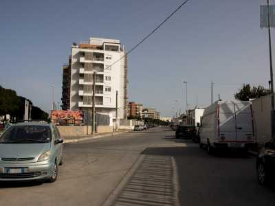 ..si apre sulla destra via Padre Pio, una stradina parallela a via Caldarola 